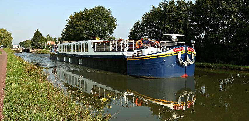 La Gabarra "Le Panache" navegando por el Canal de la Marne au Rhin CRUCEROS FLUVIALES CANALES DE FRANCIA LA PANACHE CRUCEROS FLUVIALES DE LUJO CANAL DE LA MARNE AU RHIN LE PANACHE CRUCEROS DE LUJO BARCOS PEQUEÑOS